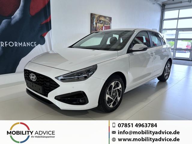 Hyundai i30 - GO 1.0 T-GDI 73 kW (100 PS) 2-Zonen-Klimaautomatik, Einparkhilfe vorne und hinten, R&uuml;ckfahrkamera, LED-Scheinwerfer, Sitzheizung, Lenkradheizung, Navigationssystem, Radio mit DAB, Apple CarPlay, Android Auto, 16 Zoll Leichtmetallfelgen, uvm.