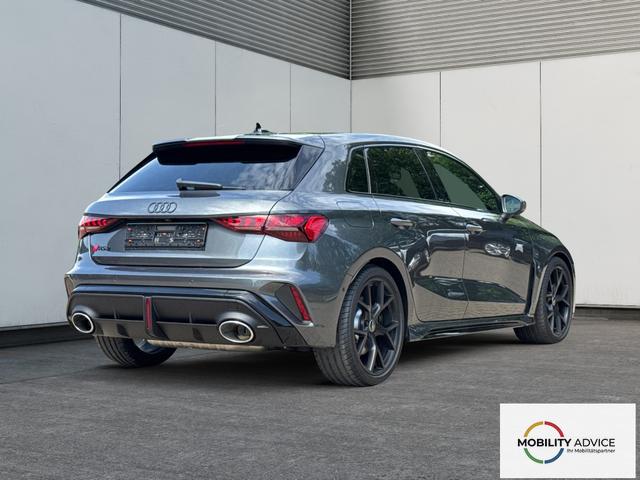 Audi / RS3 Sportback / Grau / / / MATRIX+360KAM+SHZ+KLIMA+LED+SOUND+19ALU+DESIGNPAKET ROT, Beispielbilder, ggf. teilweise mit Sonderausstattung