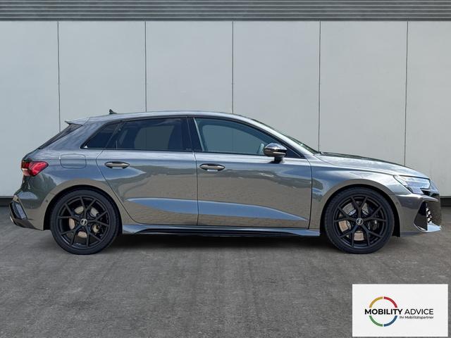 Audi / RS3 Sportback / Grau / / / MATRIX+360KAM+SHZ+KLIMA+LED+SOUND+19ALU+DESIGNPAKET ROT, Beispielbilder, ggf. teilweise mit Sonderausstattung