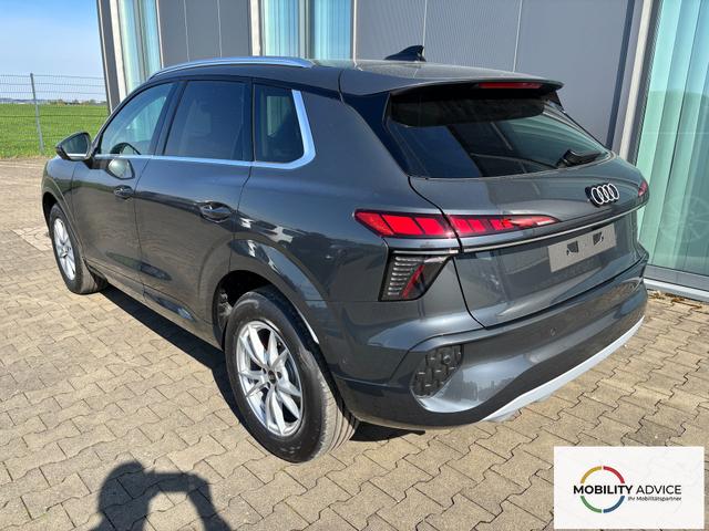 Audi Q3 Basis 2.0 TFSI quattro (Allrad) 204PS S-Tronic (Automatik), TECHPAKET PRO, Grau-Metallic, DIGITALE MATRIX-LED, Sportsitze, Elektr. Heckklappe, MMI Navigation plus, Sitzheizung, Klimaautomatik, ParkAssist Parksensoren, Privacy-Glas 