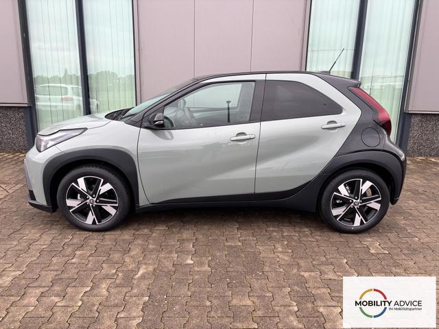 Toyota Aygo X Envy 1.5 Hybrid 115PS CVT/AUTOMATIK, 3J Garantie, 18" Alu, FALTDACH, Smart Entry, Dach schwarz, Privacy-Glas, Sitzheizung, Parksensoren v/h, R&uuml;ckfahrkamera, 2-Zonen-Klimaautomatik, Audiosystem 10,5" + Cloud-NAVI, Lederlenkrad, ACC, LED-Scheinwerfer, JBL-SOUND 
