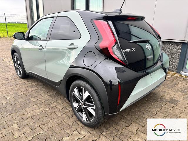 Toyota Aygo X Envy 1.5 Hybrid 115PS CVT/AUTOMATIK, 3J Garantie, 18" Alu, FALTDACH, Smart Entry, Dach schwarz, Privacy-Glas, Sitzheizung, Parksensoren v/h, R&uuml;ckfahrkamera, 2-Zonen-Klimaautomatik, Audiosystem 10,5" + Cloud-NAVI, Lederlenkrad, ACC, LED-Scheinwerfer, JBL-SOUND 