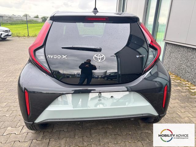 Toyota Aygo X Envy 1.5 Hybrid 115PS CVT/AUTOMATIK, 3J Garantie, 18" Alu, FALTDACH, Smart Entry, Dach schwarz, Privacy-Glas, Sitzheizung, Parksensoren v/h, R&uuml;ckfahrkamera, 2-Zonen-Klimaautomatik, Audiosystem 10,5" + Cloud-NAVI, Lederlenkrad, ACC, LED-Scheinwerfer, JBL-SOUND 