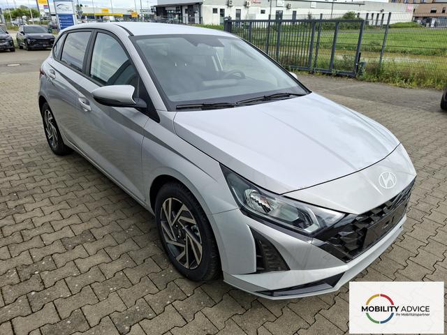 Hyundai i20 Family 1.0 T-GDI 90PS, NAVI 10,25", LUMEN-GREY METALLIC, Winter-Pack: Sitzheizung + Lenkradheizung, 16" ALU, Klimaautomatik, Privacy-Glas, Parksensoren hinten, R&uuml;ckfahrkamera, Tempomat, Lederlenkrad, Reserverad, Alarm, Armlehne, 4x elektr. Fensterheber 