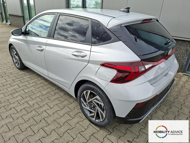 Hyundai i20 Family 1.0 T-GDI 90PS, NAVI 10,25", LUMEN-GREY METALLIC, Winter-Pack: Sitzheizung + Lenkradheizung, 16" ALU, Klimaautomatik, Privacy-Glas, Parksensoren hinten, R&uuml;ckfahrkamera, Tempomat, Lederlenkrad, Reserverad, Alarm, Armlehne, 4x elektr. Fensterheber 