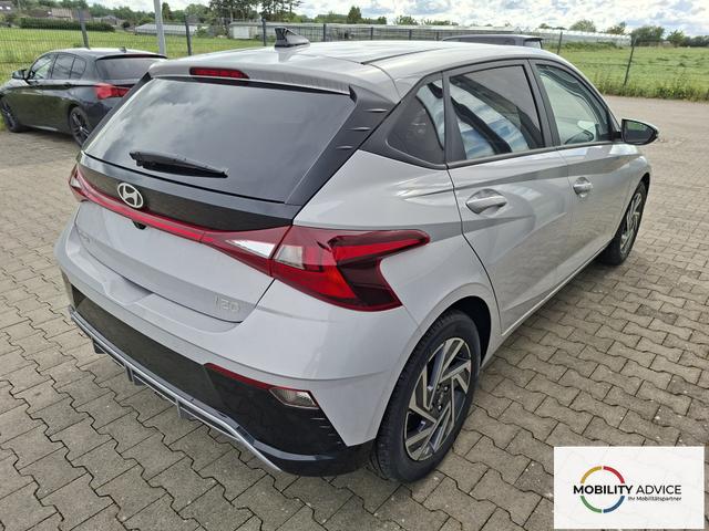 Hyundai i20 Family 1.0 T-GDI 90PS, NAVI 10,25", LUMEN-GREY METALLIC, Winter-Pack: Sitzheizung + Lenkradheizung, 16" ALU, Klimaautomatik, Privacy-Glas, Parksensoren hinten, R&uuml;ckfahrkamera, Tempomat, Lederlenkrad, Reserverad, Alarm, Armlehne, 4x elektr. Fensterheber 