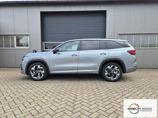 Skoda Kodiaq Sportline 1.5 TSI 204PS PHEV DSG schwenkb. AHK elektr. PanoDach HUD Alcantara PDC v+h 360&deg;Kamera CANTON Sound Klimaautomatik Sitzheizung Lenkradheizung Navi Apple CarPlay Android Auto 2xKeyless 19"LM vollelektr. Reichweite 116KM 
