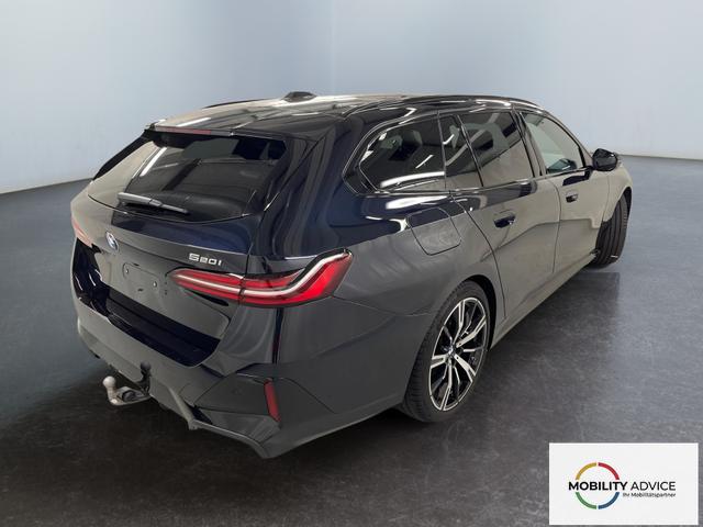 BMW 5er Touring 520i M-Sport MHEV 190PS/140kW Steptronic 2026 | +AHK +20" +MSportpaket +MSportfahrwerk +DrivingAssistantPlus +AdaptiveLED +HarmanKardon +DigitalKey +ParkAssist +Sitzhzg +WirelessCharging +Sonnenschutzverglasung +ShadowLine 