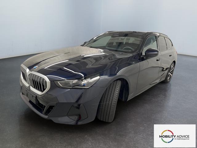 BMW 5er Touring 520i M-Sport MHEV 190PS/140kW Steptronic 2026 | +AHK +20" +MSportpaket +MSportfahrwerk +DrivingAssistantPlus +AdaptiveLED +HarmanKardon +DigitalKey +ParkAssist +Sitzhzg +WirelessCharging +Sonnenschutzverglasung +ShadowLine 