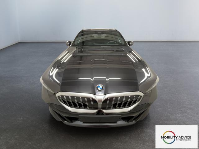 BMW 5er Touring 520i M-Sport MHEV 190PS/140kW Steptronic 2026 | +AHK +20" +MSportpaket +MSportfahrwerk +DrivingAssistantPlus +AdaptiveLED +HarmanKardon +DigitalKey +ParkAssist +Sitzhzg +WirelessCharging +Sonnenschutzverglasung +ShadowLine 