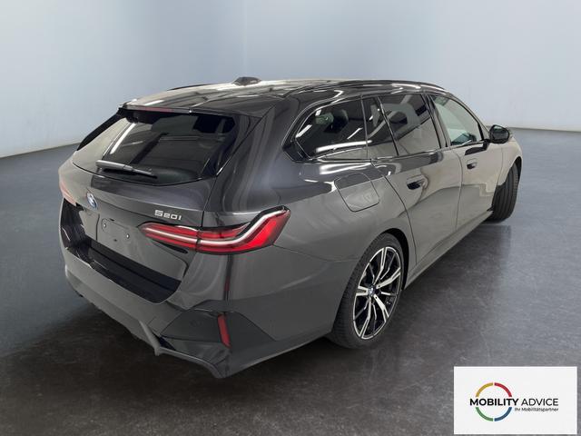 BMW 5er Touring 520i M-Sport MHEV 190PS/140kW Steptronic 2026 | +AHK +20" +MSportpaket +MSportfahrwerk +DrivingAssistantPlus +AdaptiveLED +HarmanKardon +DigitalKey +ParkAssist +Sitzhzg +WirelessCharging +Sonnenschutzverglasung +ShadowLine 