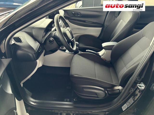 Hyundai i20 Pure 1.2 MPI / Navi PDC Hinten + Kamera Abgedunkelte Scheiben Tempomat Alu 16" 