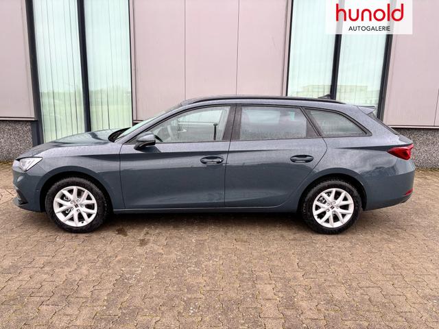 Seat Leon Sportstourer Style 1.5 TSI 115PS, Fjord-Blau, 5 Jahre Garantie, 16" ALU, MATRIX-LED, Privacy-Glas, Winter-Paket, 3-Zonen-Climatronic, ParkAssist, Parksensoren v/h, R&uuml;ckfahrkamera, Radio 10,4" + Full-Link, Tempomat, M-Lederlenkrad, variabler Ladeboden 