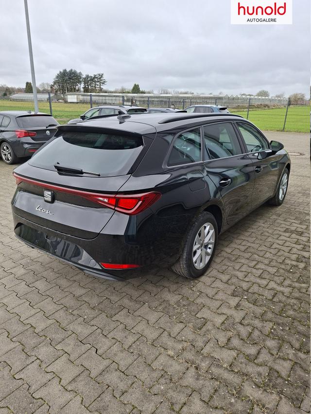Seat Leon Sportstourer Style 1.5 TSI 115PS, SCHWARZ-METALLIC, 5 Jahre Garantie, 16" ALU, MATRIX-LED, Privacy-Glas, Winter-Paket, 3-Zonen-Climatronic, ParkAssist, Parksensoren v/h, R&uuml;ckfahrkamera, Radio 10,4" + Full-Link, Tempomat, M-Lederlenkrad, variabler Ladeboden 