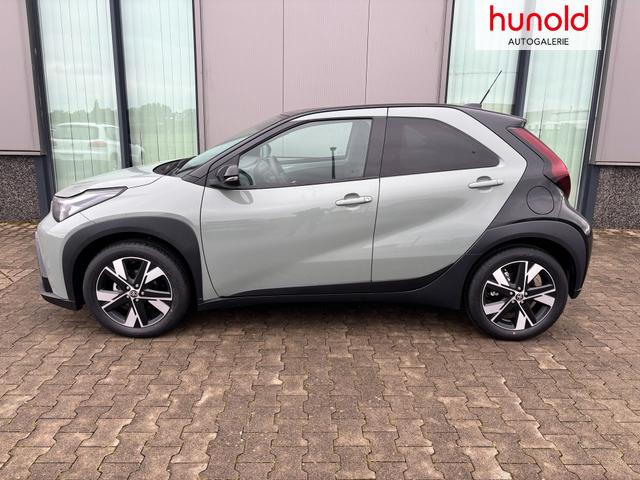 Toyota Aygo X Play 1.5 Hybrid 115PS CVT/AUTOMATIK, 3 Jahre Garantie, 17" Alufelgen, Sitzheizung, R&uuml;ckfahrkamera, Klimaautomatik, Audiosystem 9" + Smartphone-Integration, Lederlenkrad, ACC, ZV mit Fernbedienung 