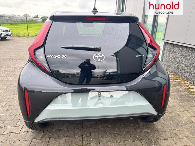 Toyota Aygo X Play 1.5 Hybrid 115PS CVT/AUTOMATIK, 3 Jahre Garantie, 17" Alufelgen, Sitzheizung, R&uuml;ckfahrkamera, Klimaautomatik, Audiosystem 9" + Smartphone-Integration, Lederlenkrad, ACC, ZV mit Fernbedienung 