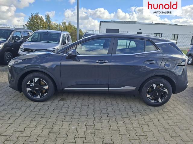 Kia Sportage Silver 1.6 T-GDI 150PS AUTOMATIK, Penta-Metal Grau METALLIC, 2-Zonen-Klimaautomatik, Navigation 12,3", Parksensoren vorn/hinten, R&uuml;ckfahrkamera, 17" Alufelgen, Winterpaket/Sitzheizung vorne, Beheiztes Lederlenkrad, ACC Tempomat, Alarm, Dachreling Chrom 