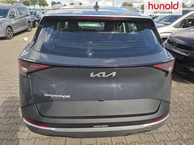 Kia Sportage Silver 1.6 T-GDI 150PS AUTOMATIK, Penta-Metal Grau METALLIC, 2-Zonen-Klimaautomatik, Navigation 12,3", Parksensoren vorn/hinten, R&uuml;ckfahrkamera, 17" Alufelgen, Winterpaket/Sitzheizung vorne, Beheiztes Lederlenkrad, ACC Tempomat, Alarm, Dachreling Chrom 
