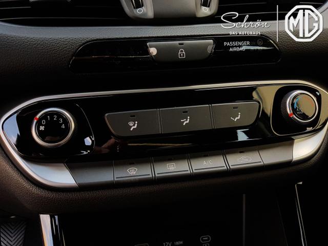 Hyundai / i30 Kombi / Weiß / Smart / / 