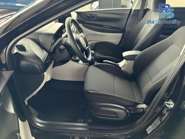Hyundai i20 - Pure 1.2 MPI / Navi PDC Hinten + Kamera Abgedunkelte Scheiben Tempomat Alu 16"