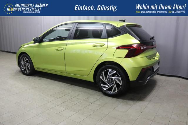 Hyundai i20 Family 1.0 T-GDI 73 kW (100 PS) Navigationssystem, Klimaautomatik, Sitzheizung, Lenkradheizung, Radio mit DAB, Apple CarPlay & Android Auto, R&uuml;ckfahrkamera, Einparkhilfe hinten, Lichtsensor, Spurassistent, Fernlichtassistent, Verkehrszeichenassistent uvm. 