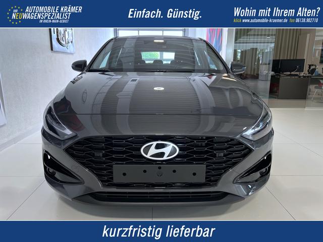 Hyundai i30 - GO 1.0 T-GDI 73 kW (100 PS) 2-Zonen-Klimaautomatik, Einparkhilfe vorne und hinten, R&uuml;ckfahrkamera, LED-Scheinwerfer, Sitzheizung, Lenkradheizung, Navigationssystem, Radio mit DAB, Apple CarPlay, Android Auto, 16 Zoll Leichtmetallfelgen, uvm.