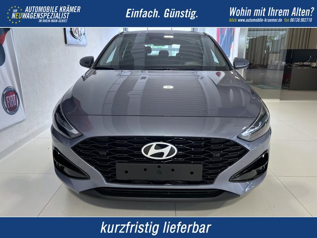 Hyundai i30 - GO 1.0 T-GDI 73 kW (100 PS) 2-Zonen-Klimaautomatik, Einparkhilfe vorne und hinten, R&uuml;ckfahrkamera, LED-Scheinwerfer, Sitzheizung, Lenkradheizung, Navigationssystem, Radio mit DAB, Apple CarPlay, Android Auto, 16 Zoll Leichtmetallfelgen, uvm.