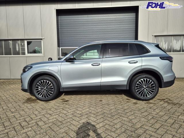 Volkswagen Tiguan Life 1,5 l eHybrid OPF 204PS DSG Design Paket "Dark" LED-Plus-Scheinw. elektr. Heckklappe Sitzheizung v+h Lenkradheizung Frontscheibe beheizb. R&uuml;ckf.Kamera Klimaautomatik VW-Radio Bluetooth wireless Apple CarPlay + Android Auto PDC ACC 2xKeyl 