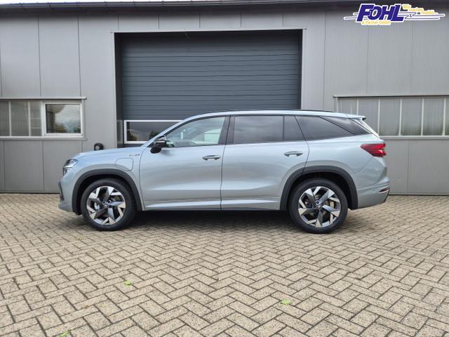 Skoda Kodiaq Sportline 1.5 TSI 204PS PHEV DSG schwenkb. AHK elektr. PanoDach HUD Alcantara PDC v+h 360&deg;Kamera CANTON Sound Klimaautomatik Sitzheizung Lenkradheizung Navi Apple CarPlay Android Auto 2xKeyless 19"LM vollelektr. Reichweite 116KM 