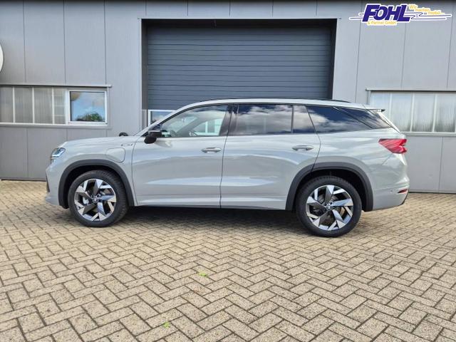 Skoda Kodiaq Sportline 1.5 TSI 204PS PHEV DSG schwenkb. AHK elektr. PanoDach HUD Alcantara PDC v+h 360&deg;Kamera CANTON Sound Klimaautomatik Sitzheizung Lenkradheizung Navi Apple CarPlay Android Auto 2xKeyless 19"LM vollelektr. Reichweite 116KM 