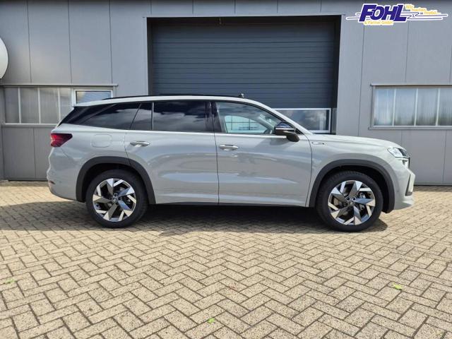 Skoda Kodiaq Sportline 1.5 TSI 204PS PHEV DSG schwenkb. AHK elektr. PanoDach HUD Alcantara PDC v+h 360&deg;Kamera CANTON Sound Klimaautomatik Sitzheizung Lenkradheizung Navi Apple CarPlay Android Auto 2xKeyless 19"LM vollelektr. Reichweite 116KM 