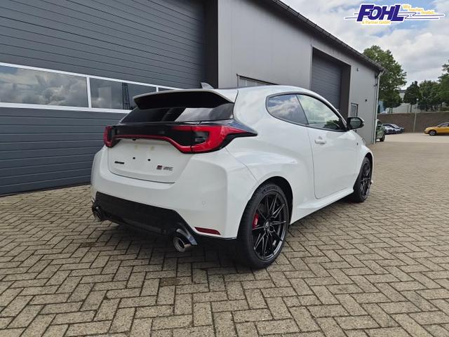 Toyota GR Yaris 1.6 Turbo 280PS Automatik 4x4 High Performance BBS Felgen Klimaautomatik Lenkradheizung Sitzheizung JBL Premiumsound Navi Bluetooth DAB Apple CarPlay Android Auto2x Keyless R&uuml;ckf.Kamera PDC v+h ACC 18-LM 