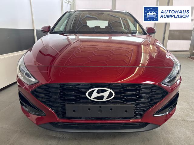 Hyundai / i30 / Rot / / / NAVI LED RFK PDC