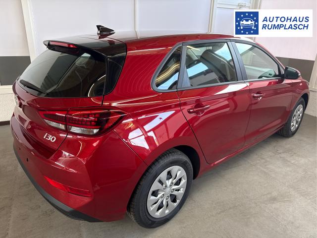 Hyundai / i30 / Rot / / / NAVI LED RFK PDC