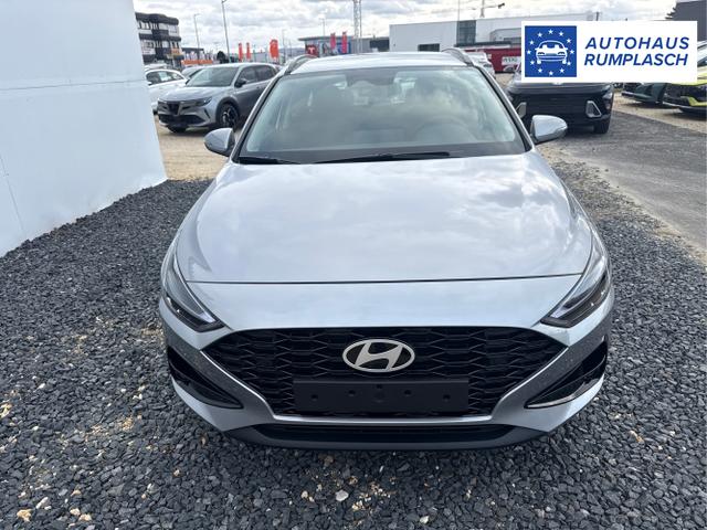 Hyundai / i30 / Silber / / / NAVI SHZ RFK PDC v+h