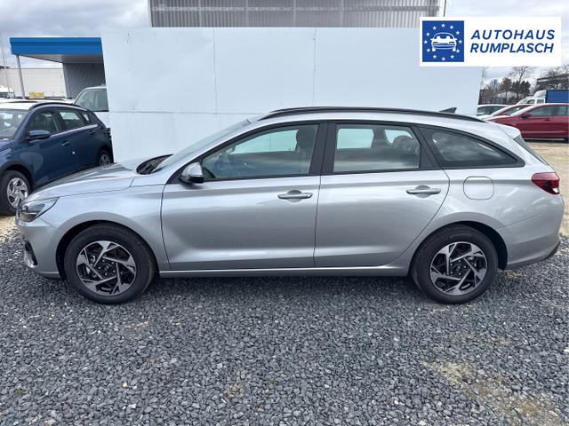 Hyundai / i30 / Silber / / / NAVI SHZ RFK PDC v+h