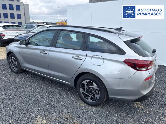Hyundai / i30 / Silber / / / NAVI SHZ RFK PDC v+h