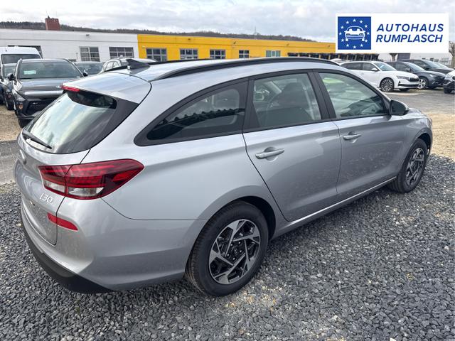 Hyundai / i30 / Silber / / / NAVI SHZ RFK PDC v+h