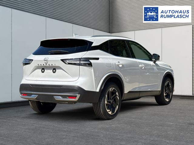 Nissan / Qashqai / Wei&szlig; / / / EL. HECKKL+HEAD-UP+KAMERA+ACC+PDC+SHZ+LED , Beispielbilder, ggf. teilweise mit Sonderausstattung
