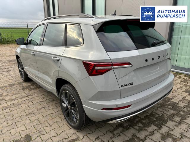 Skoda Karoq Top Selection 1.5 TSI 150PS DSG, 17" Alu, ACC/Tempomat, Parksensoren vorn/hinten, Rückfahrkamera, KESSY, Elektrische Heckklappe, Sitzheizung vorn u. hinten, Frontscheibe beheizt, Dachreling silber, Virtual Cockpit 10" 