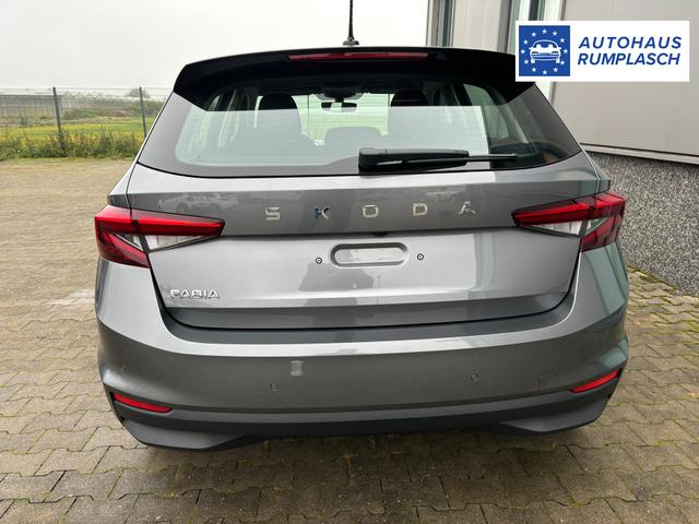 Skoda Fabia Classic LIEFERUNG KOSTENLOS! 1.0 MPI 80PS, 15" ALU, LED-Scheinwerfer, M-Lederlenkrad, Nebelscheinwerfer, Parksensoren vorn + hinten, Rückfahrkamera, Sitzheizung, Tempomat, Klimaanlage, Infotainment 8"+Wireless SmartLink, Fußmatten, Mittelarmlehne vorne 