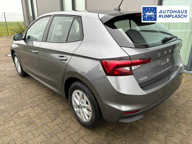 Skoda Fabia Classic LIEFERUNG KOSTENLOS! 1.0 MPI 80PS, 15" ALU, LED-Scheinwerfer, M-Lederlenkrad, Nebelscheinwerfer, Parksensoren vorn + hinten, Rückfahrkamera, Sitzheizung, Tempomat, Klimaanlage, Infotainment 8"+Wireless SmartLink, Fußmatten, Mittelarmlehne vorne 