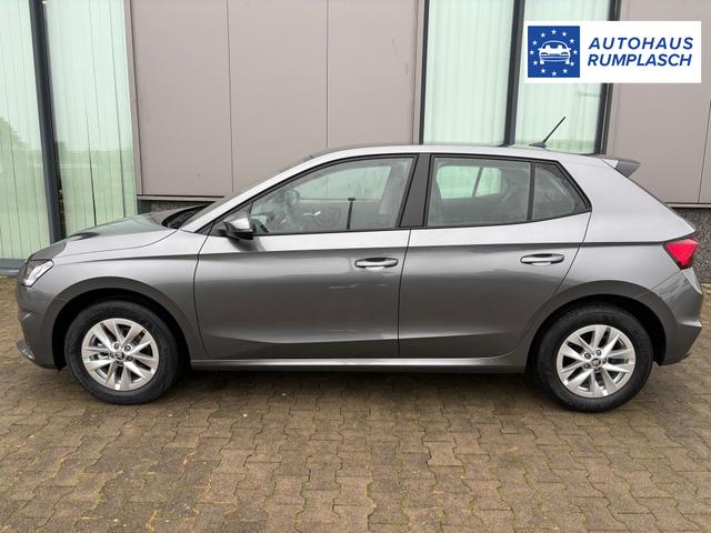 Skoda Fabia Classic LIEFERUNG KOSTENLOS! 1.0 MPI 80PS, 15" ALU, LED-Scheinwerfer, M-Lederlenkrad, Nebelscheinwerfer, Parksensoren vorn + hinten, Rückfahrkamera, Sitzheizung, Tempomat, Klimaanlage, Infotainment 8"+Wireless SmartLink, Fußmatten, Mittelarmlehne vorne 