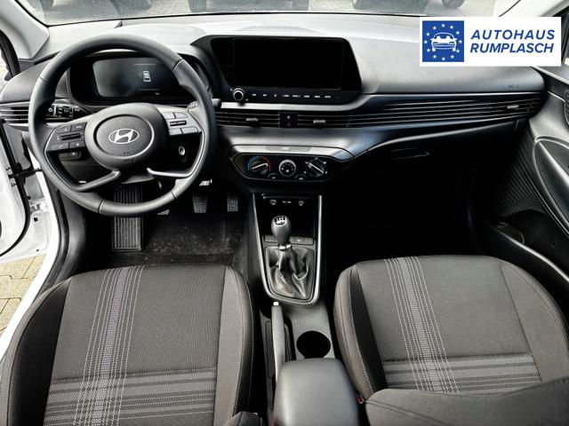 Hyundai i20 Comfort 1.2i 79PS, AURORA-GRAU METALLIC, 5 Jahre Garantie, NAVIGATION 10,25", Klima, Parksensoren hinten, Rückfahrkamera, Alarm, Lederlenkrad, Tempomat, Armlehne vorne, Reserverad, 4x elektr. Fensterheber, Fernlicht-Assistent 