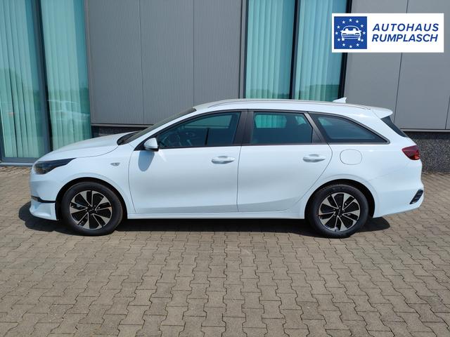 Kia Ceed Sportswagon Spin 1.5 T-GDI 140PS 6-Gang, Weiß, 16" Alufelgen, Klimaanlage, Winter-Paket, Navigationssystem 10,25", Parksensoren hinten, Rückfahrkamera, Tempomat, Dachreling, Beheiztes Lederlenkrad, ZV mit Fernbedienung, Reserve-Notrad 