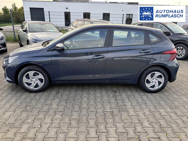 Hyundai i20 Comfort 1.2i 79PS, AURORA-GRAU METALLIC, 5 Jahre Garantie, NAVIGATION 10,25", Klima, Parksensoren hinten, Rückfahrkamera, Alarm, Lederlenkrad, Tempomat, Armlehne vorne, Reserverad, 4x elektr. Fensterheber, Fernlicht-Assistent 