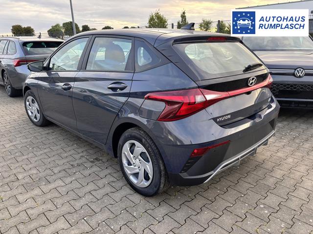Hyundai i20 Comfort 1.2i 79PS, AURORA-GRAU METALLIC, 5 Jahre Garantie, NAVIGATION 10,25", Klima, Parksensoren hinten, Rückfahrkamera, Alarm, Lederlenkrad, Tempomat, Armlehne vorne, Reserverad, 4x elektr. Fensterheber, Fernlicht-Assistent 