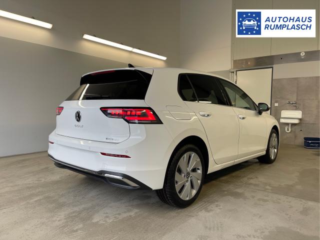 Volkswagen / Golf / Wei&szlig; / / / 1.5 eHybrid 150kW/204PS DSG IQ.Light+Navi+Travel Assist+HUD+Winterpaket
