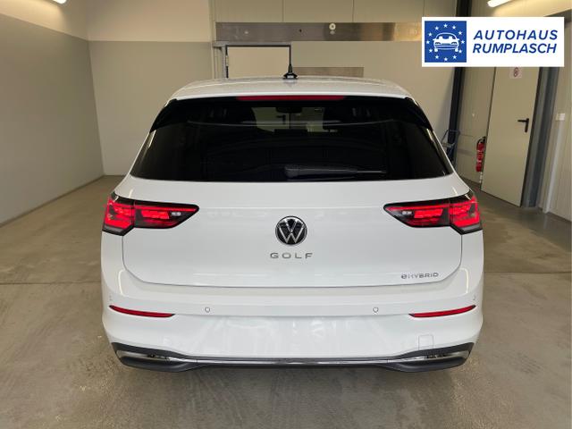 Volkswagen / Golf / Wei&szlig; / / / 1.5 eHybrid 150kW/204PS DSG IQ.Light+Navi+Travel Assist+HUD+Winterpaket