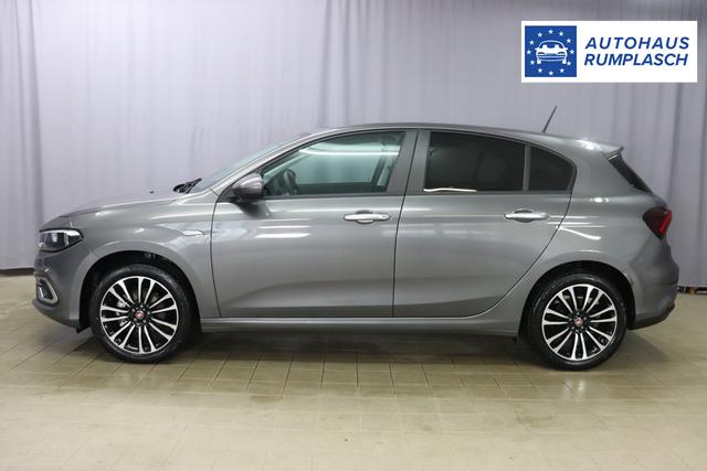 Tipo 5-T&uuml;rer MY22 TIPO 5-T&uuml;rer City Life 1.0 74kW (100PS)695 - Colosseo Grau 645 - Stoff Schwarz "316 R&uuml;ckfahrkamera mit dynamischen F&uuml;hrungslinien 3A4 Sicherheits-Plus-Paket 3A5 Convenience Plus-Paket 3B4 Style-Paket 452 Sitzheizung vorn 5DR Colosseo Grau ja laut RE 21.10 fb 7QC Uconnect&trade; NAV Navigationssystem und digitalem Audioempfang DAB+"